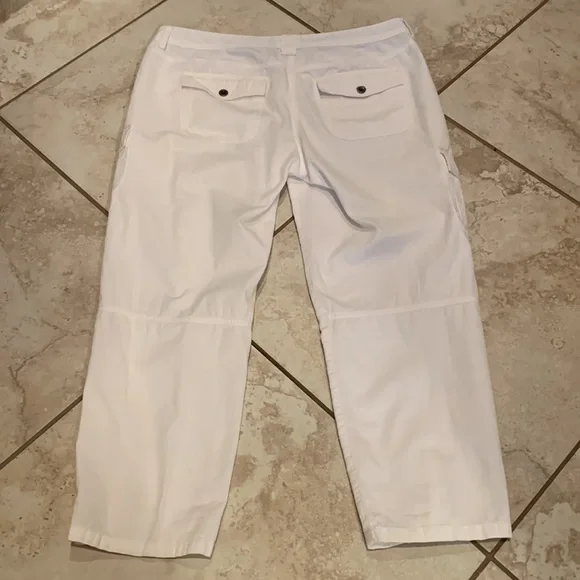 Ladies white Tommy Hilfiger cotton capris or ankle-length pants with 25” inseam. - Picture 3 of 3